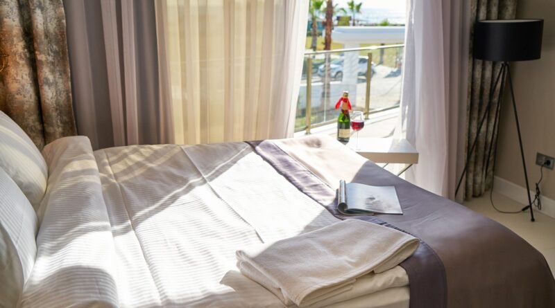 hotel, bed, sheets-3976622.jpg